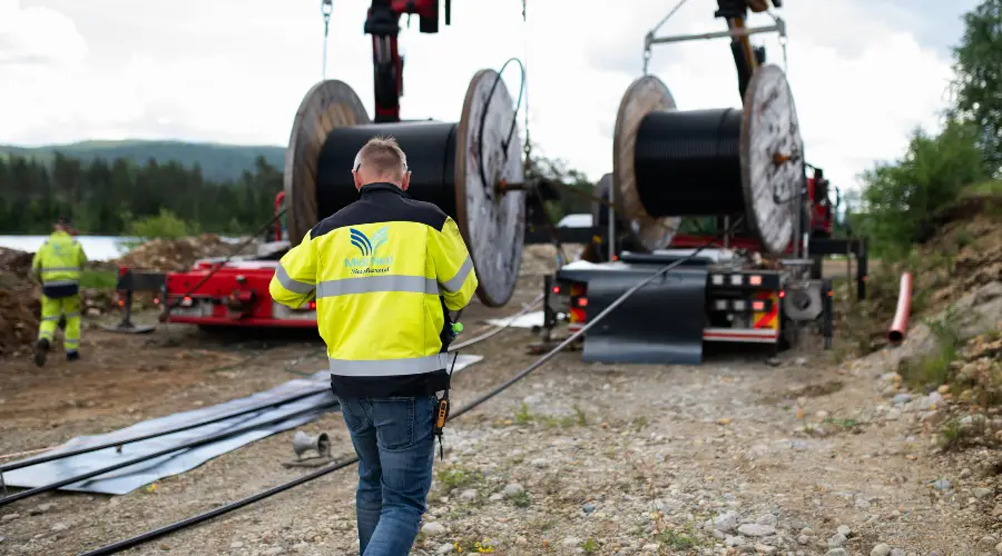 Mann med arbeidsklær på jobb