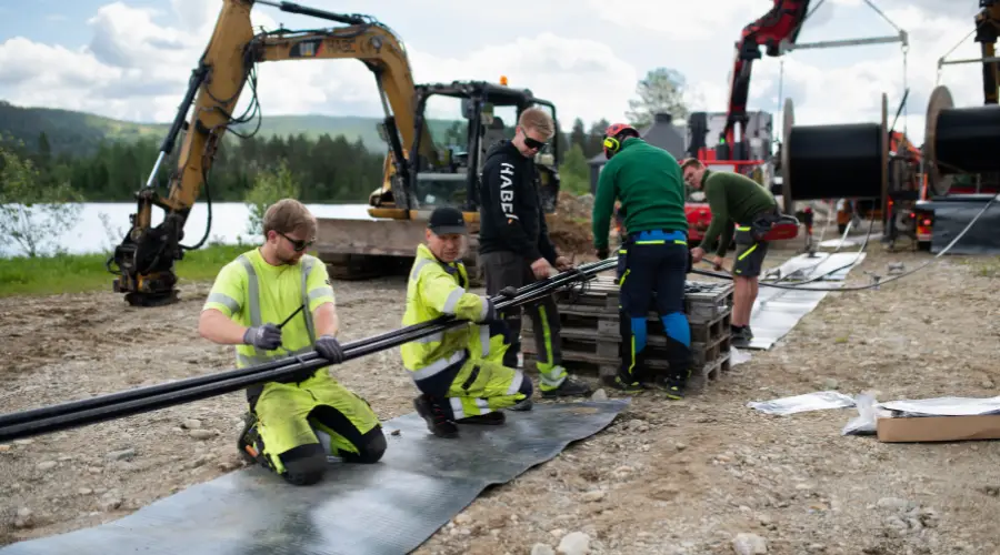 5 personer som jobber med kabel