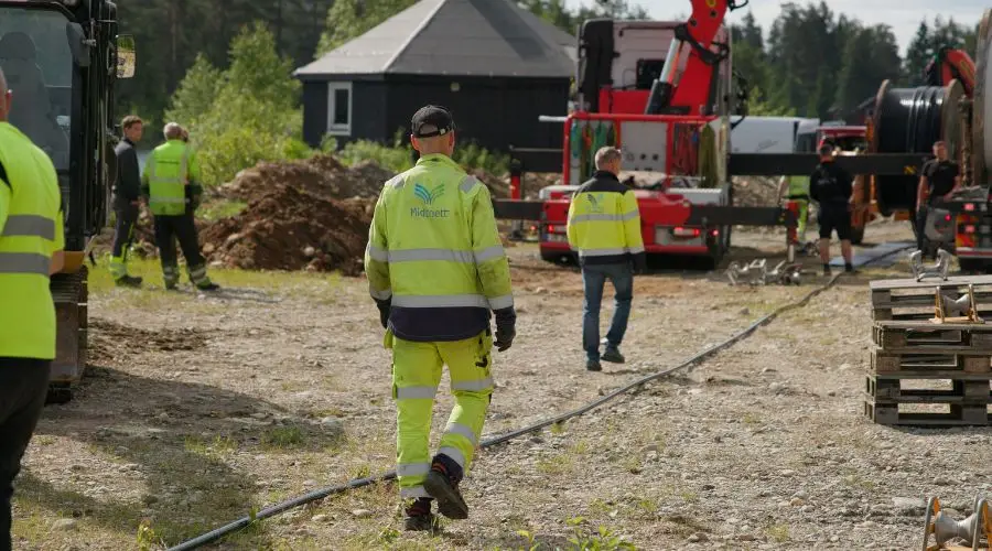 Arbeidere som jobber med strømkabel